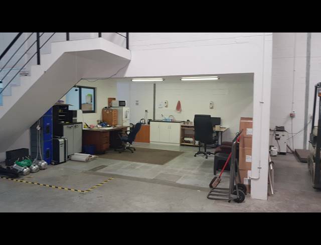 400M² FACTORY RENTED IN SAXENBURG PARK 1